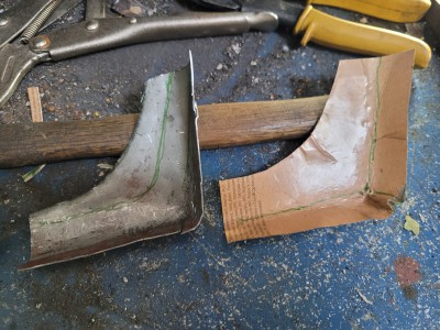 ich hatte erst ne Blende aus Pappe gemacht , hab mich dann aber doch für ein Blech endschieden...