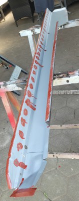 Bleche mit Zinkspray und Primer vorbereitet